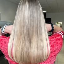 Dlouhé rovné vlasy v chladné blond s leskem